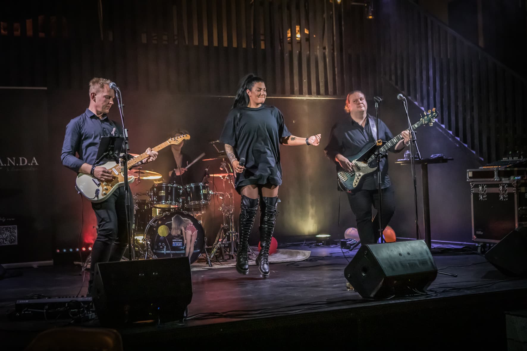 Band som uppträder på scenen under ett event på G26